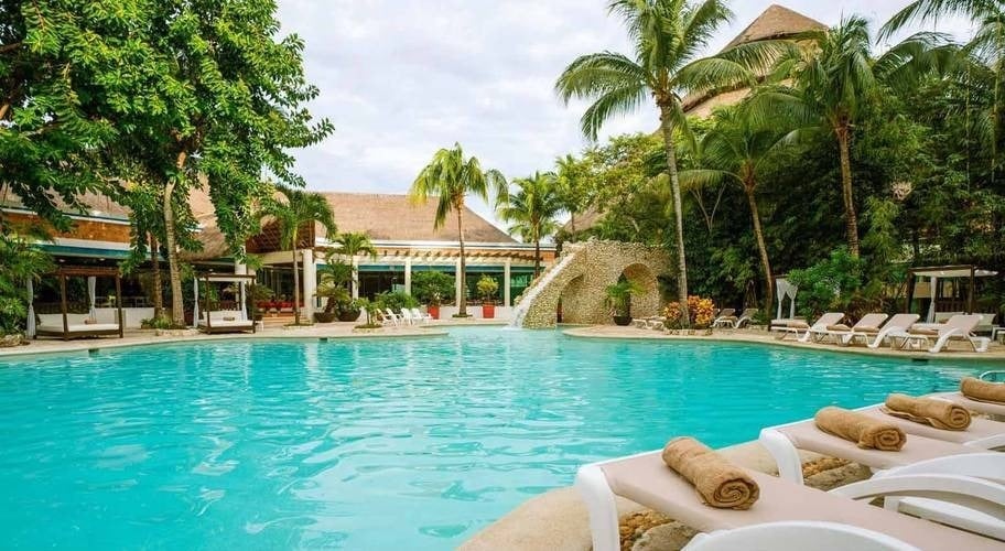 MAIN POOL - Estefany Tapia